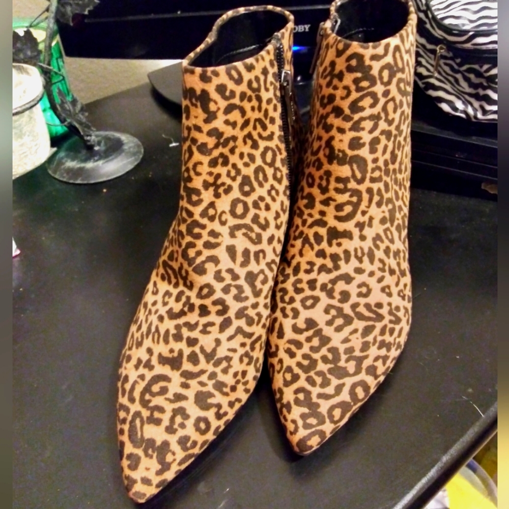 Gorgeous Leopard Print True Kitten Heel Boots 8.5 M Like New Condition